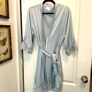 Le Rose Blue Karuna Lace Trim Satin mid Thigh Kimono style robe size S/M